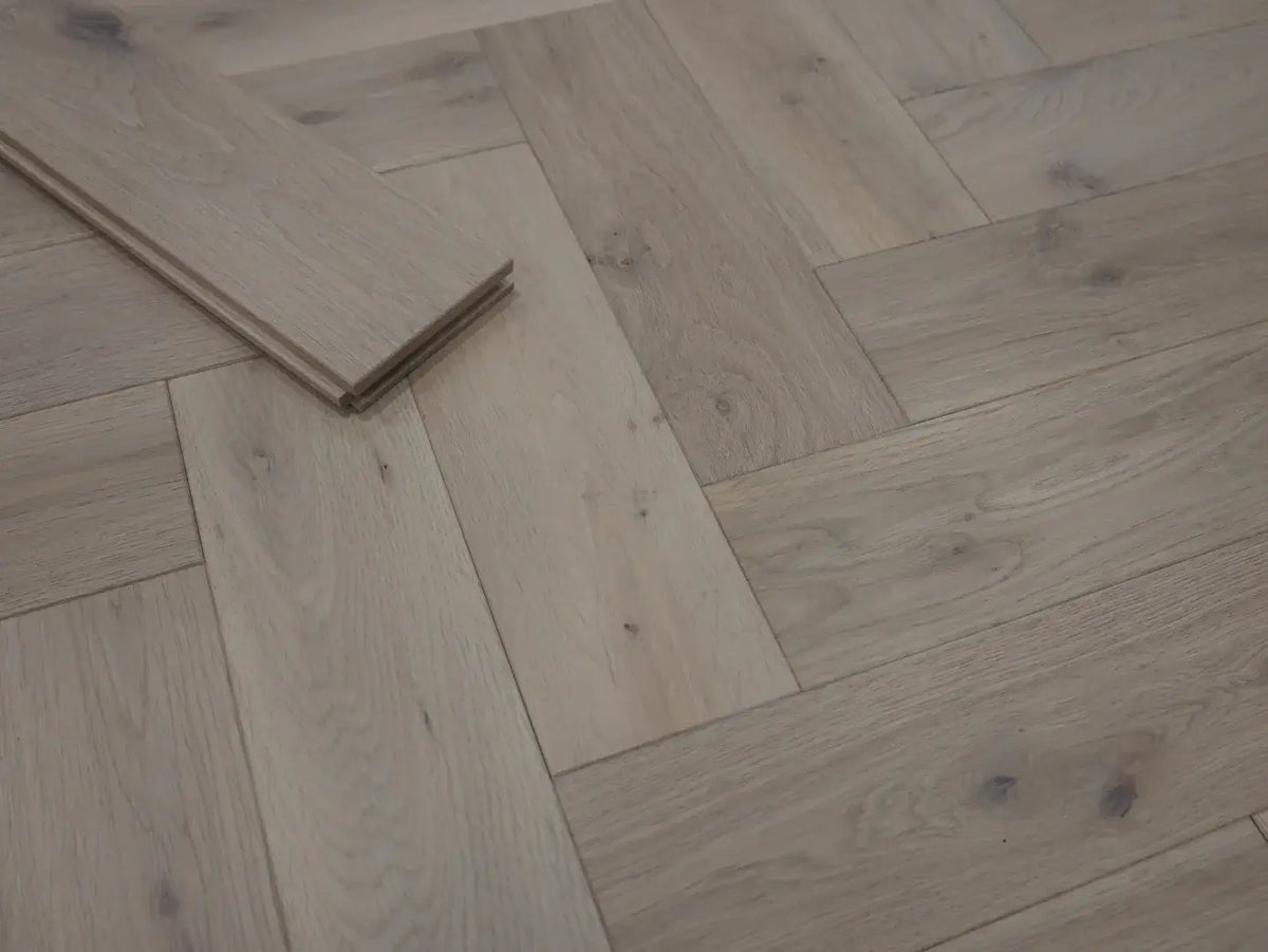 Solid Invisible Oak  Lacquered 90x18x300