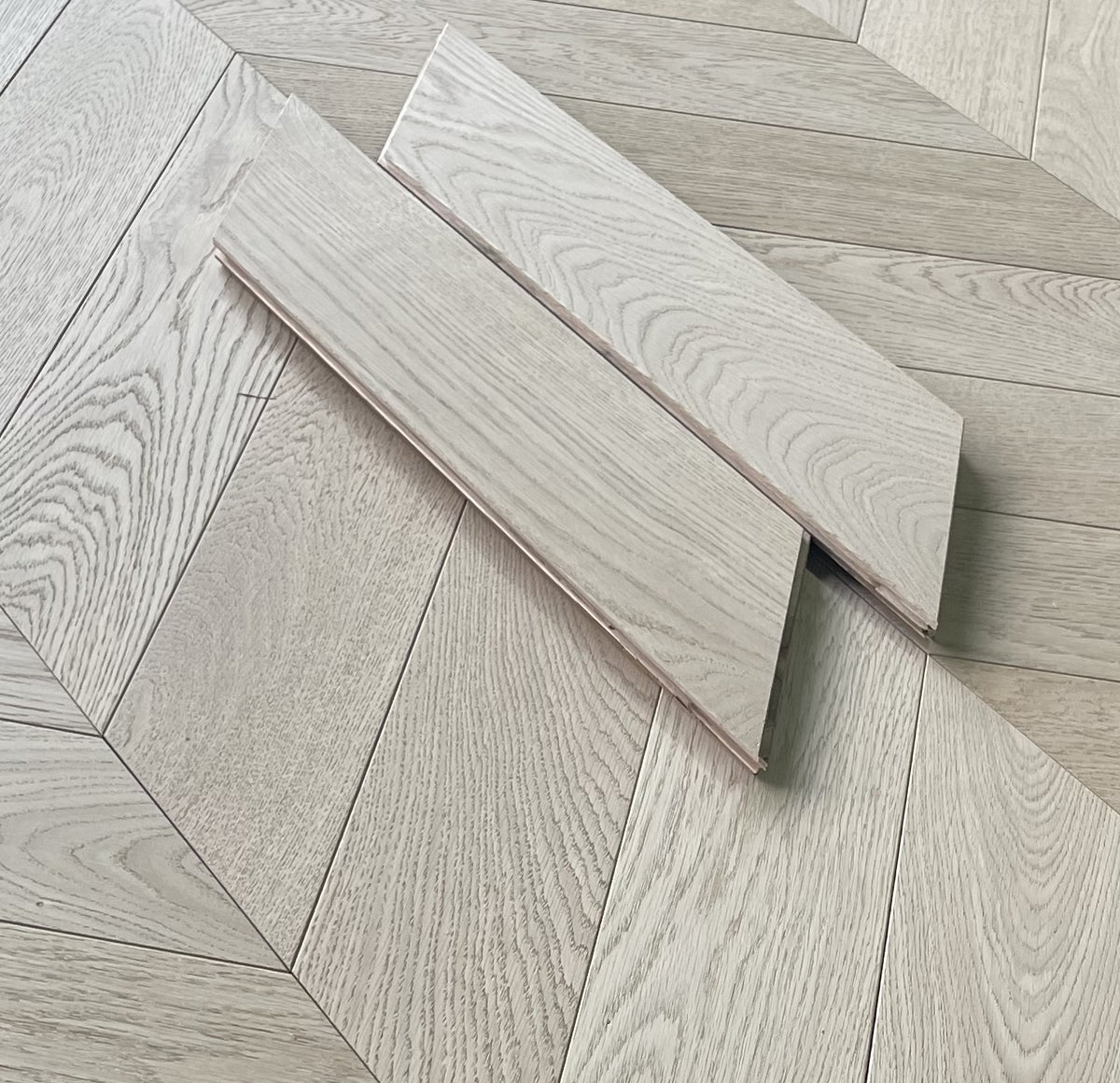 Luxury Prime Oak Chevron UNFINISHED   4/16x120x600