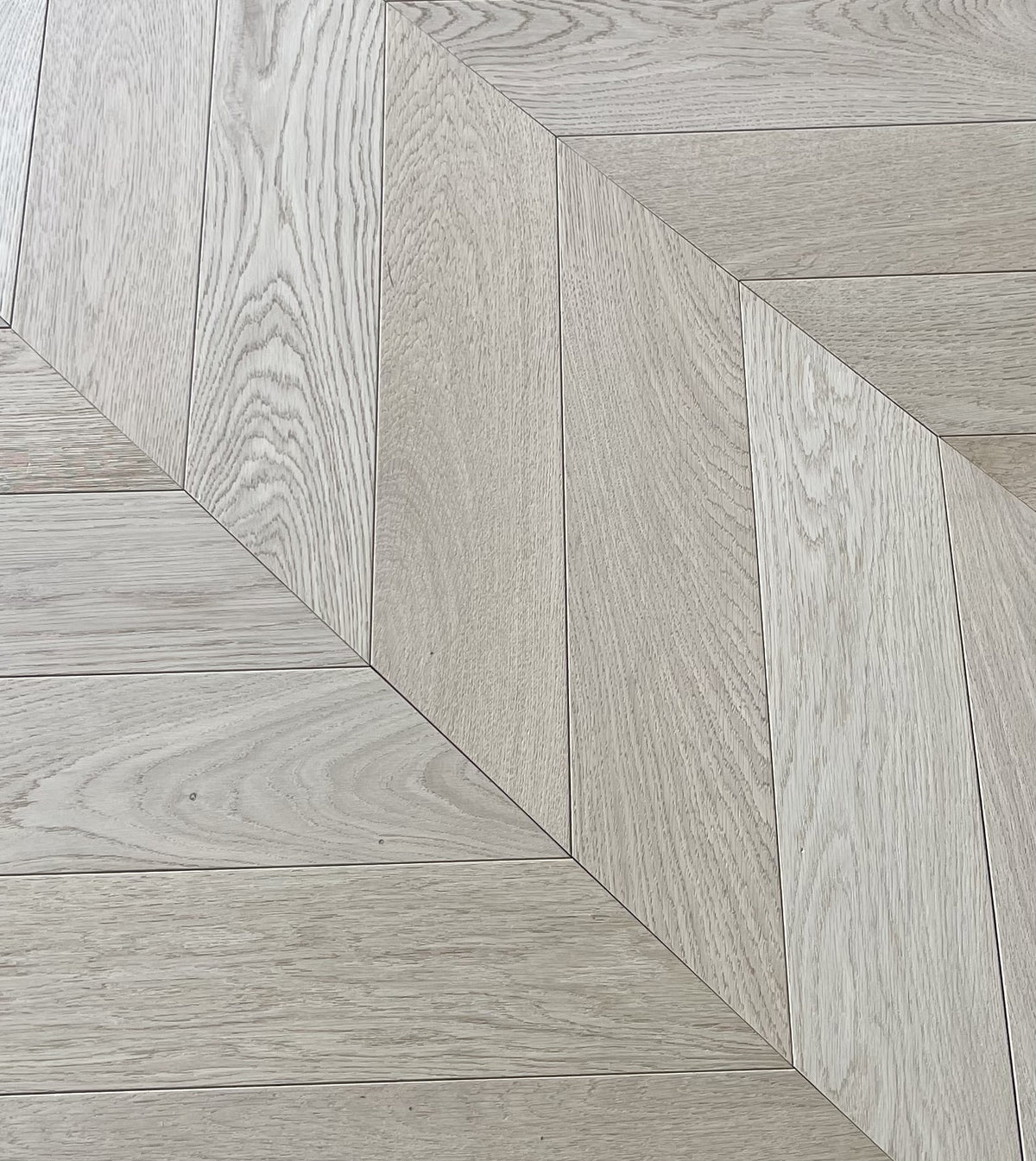 Luxury Prime Oak Chevron UNFINISHED   4/16x120x600