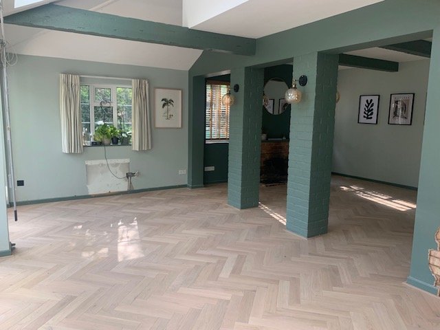 Click Herringbone Invisible Oak Matt Lacquered Flooring 150 x 3/14 x 600mm - Image 3